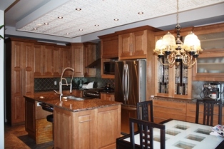 Armoire de cuisine en érable, comptoir en granite, ilot de cuisine double
