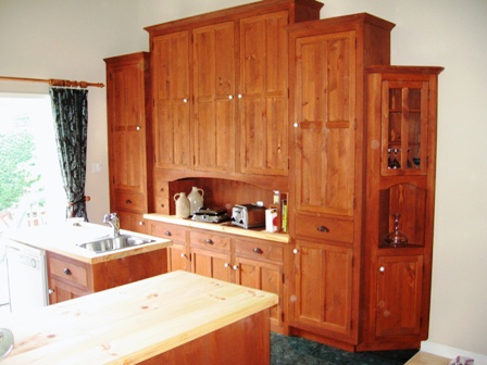 armoires de cuisine en pin noueux et écologique et comptoir de bois massif