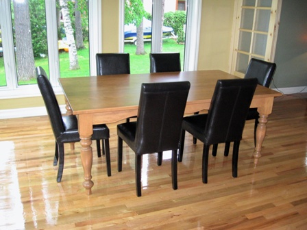 table de bois en merisier et chaise en cuir