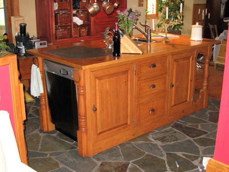 armoires de cuisine, îlot d'armoires de cuisine en pin noueux, comptoir en bois avec ardoise