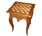 table d'échec avec patte galbé et dessin de placage