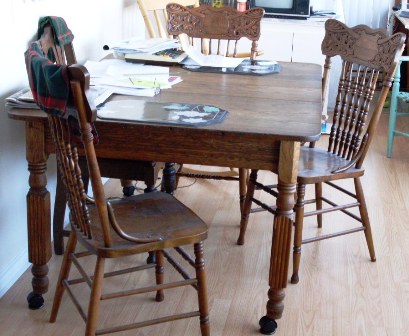 Table ancienne en bois et chaise de bois